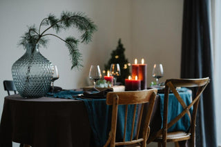 CHARMING CHRISTMAS TABLE SETTING - Linen Tales USA 